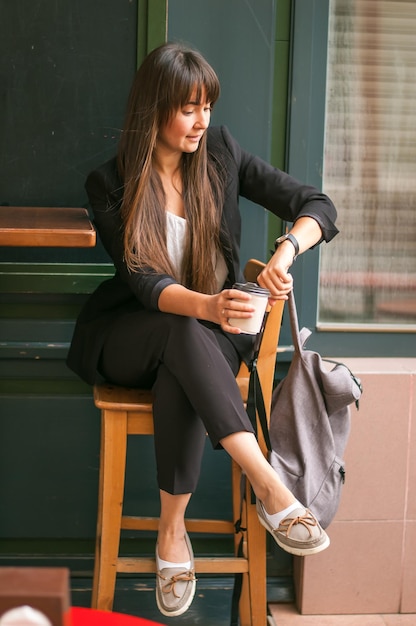 Donna d'affari che beve caffè in un caffè