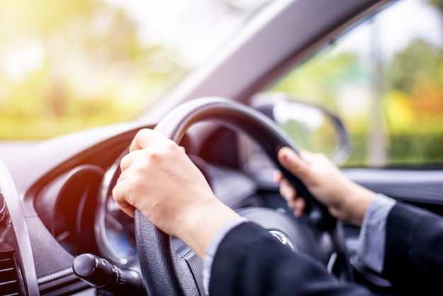 ビジネスの女性が朝に車を運転