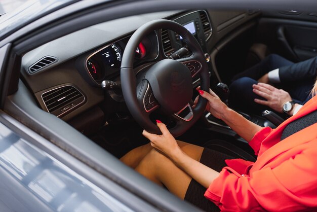 ビジネスの女性が彼女の新しいスポーツカーを運転