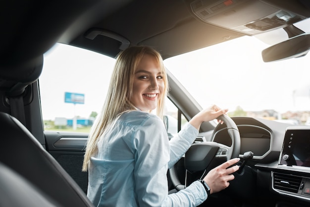 現代の車を運転してビジネス女性