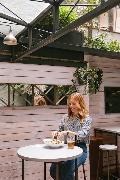 ビジネスの女性は夏に健康的な食生活。