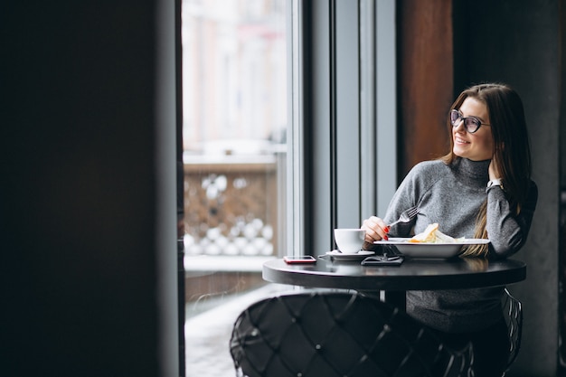 Business woman eating salad in a cafe