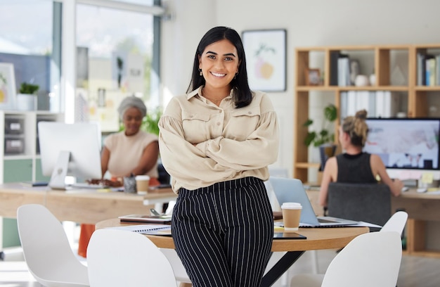 Imprenditrice donna d'affari e avvio di una piccola impresa nel campo dei contenuti dei social media leader o manager di blog sullo stile di vita dei media online e dipartimento di notizie globali con team di diversità