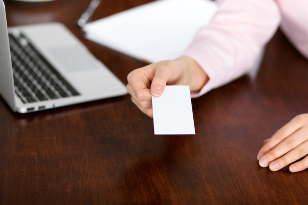 Donna d'affari che dà biglietto da visita. concetto di comunicazione di successo