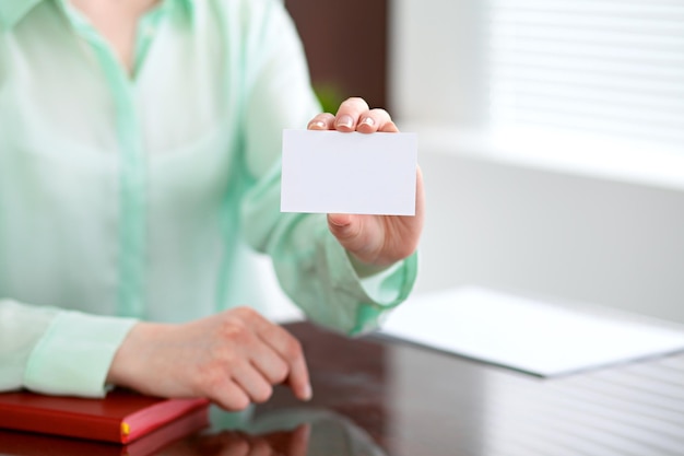 Photo business woman giving visit card