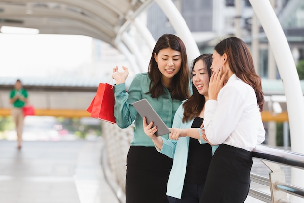 ビジネス、女性、グループ、タブレット、ショッピング、オンライン