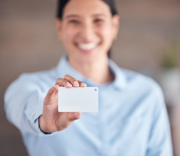 Foto donna d'affari e mano con carta o sorriso per la pubblicità marketing o networking in ufficio imprenditore professionista o persona con tag id o pass vuoto per l'accesso alla sicurezza o l'identità al lavoro