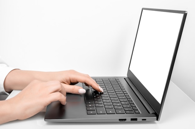 Photo business woman hands using mockup laptop with white blank screen side view screen laptop computer