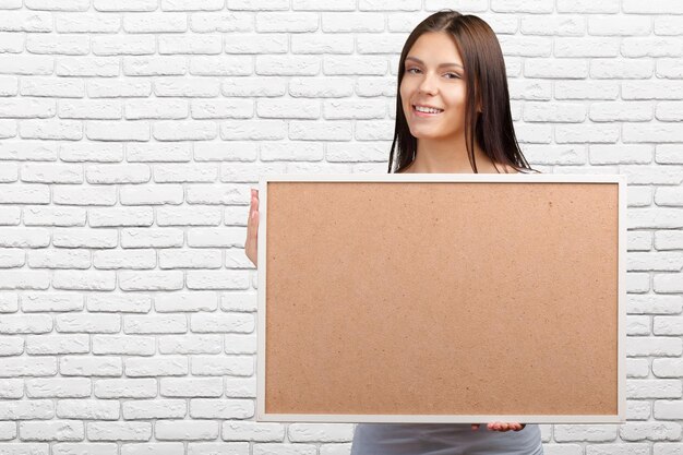 Photo business woman holding a banner