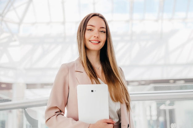 Фото Деловая женщина с цифровым планшетом, стоящим в бизнес-центре