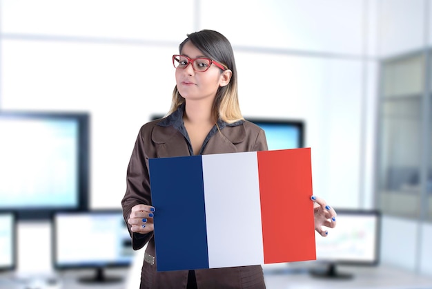 写真 フランスの旗を保持しているビジネスウーマン