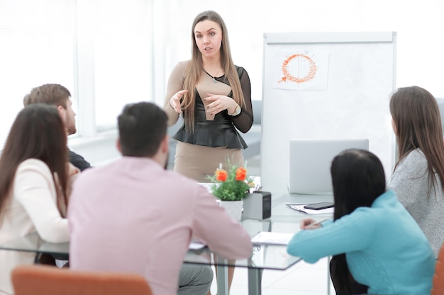 Foto la donna di affari tiene un briefing per il team aziendale.