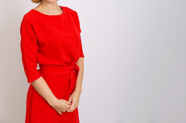사진 밝은 표면에 빨간 드레스를 입은 비즈니스 우먼