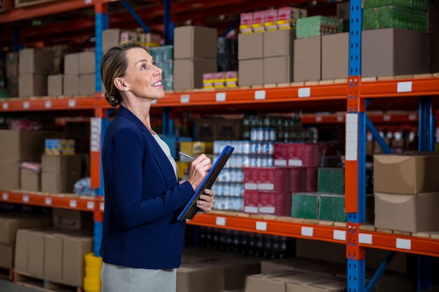 Foto la donna di affari si sta concentrando durante il suo lavoro