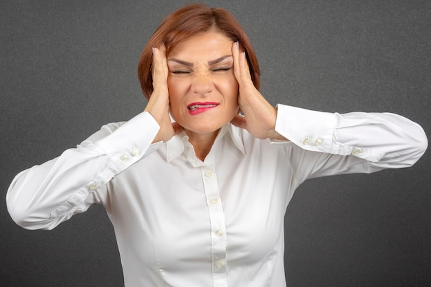 비즈니스 우먼은 피곤하고 감정이 걱정됩니다. 스트레스와 두통. 작동 충격.