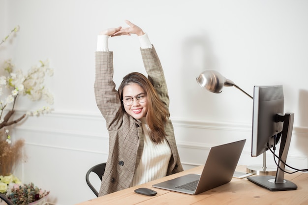 Foto la donna di affari sta lavorando nella sua scrivania