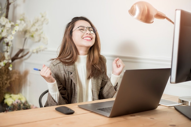 La donna di affari sta lavorando nella sua scrivania