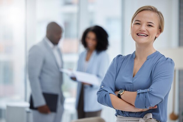 Foto la leadership della donna d'affari e il ritratto sorridono con le braccia incrociate nella gestione aziendale in ufficio felice manager o amministratore delegato femminile fiducioso e amichevole che sorride per il successo professionale sul posto di lavoro