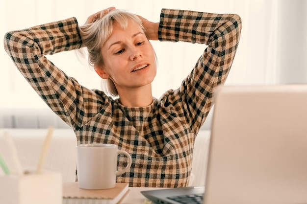 Foto lezione educativa di ascolto della donna d'affari sul computer che guarda il webinar che studia sui corsi online che scrivono le note nel concetto di elearning del copybook di carta