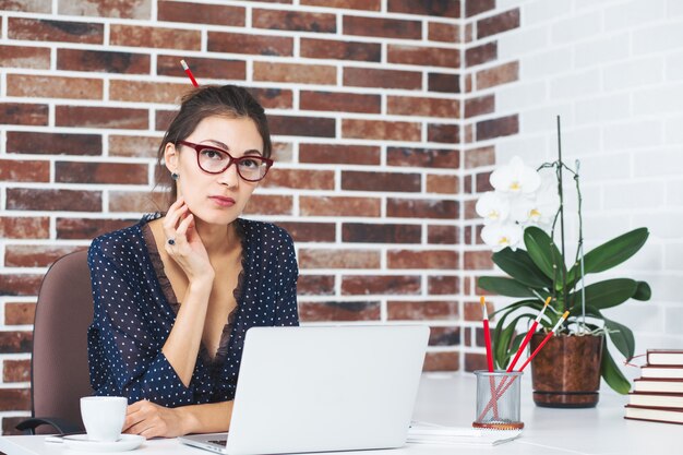 Business woman in the office an the desk with laptop