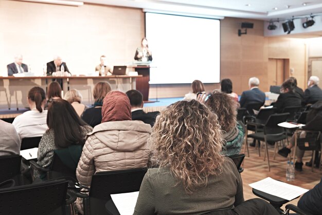 Photo business woman and people listening on the conference horizontal image