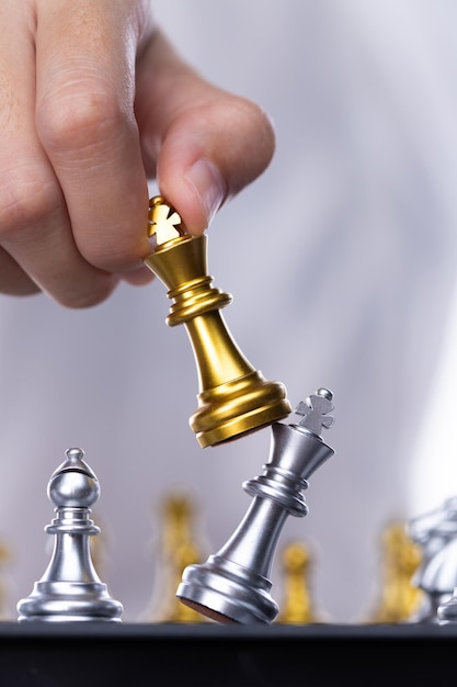 Деловая женщина играет в шахматы к успеху. Лидер использует стратегическую игру, чтобы бросить вызов конкуренту с силой лидерства интеллекта, чтобы привести короля к победе с битвой за идеи управленческой команды, чтобы выиграть пространство для копирования.