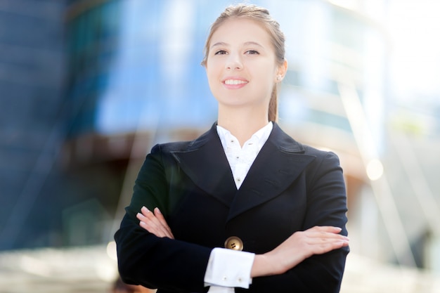 ビジネス女性の肖像画屋外