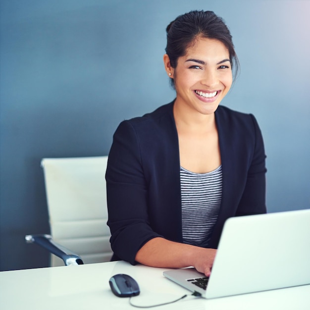 ビジネス女性の肖像画とコンピューターでの計画 壁の背景で研究またはタイピング 人事担当のプロフェッショナル ソフトウェアのためのラップトップでの笑顔 キャリアまたはプロジェクトのオフィスデスク