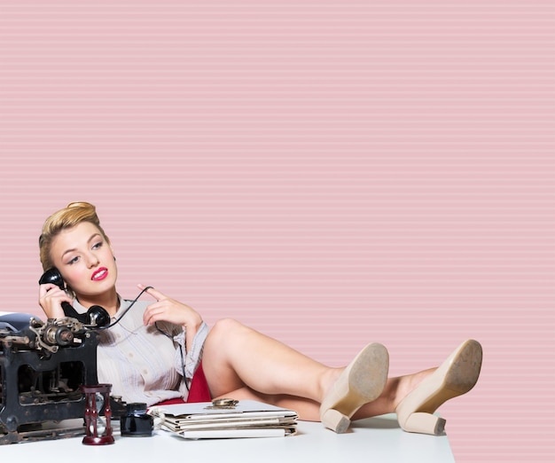 Photo business woman puts her feet up on her desk on the phone