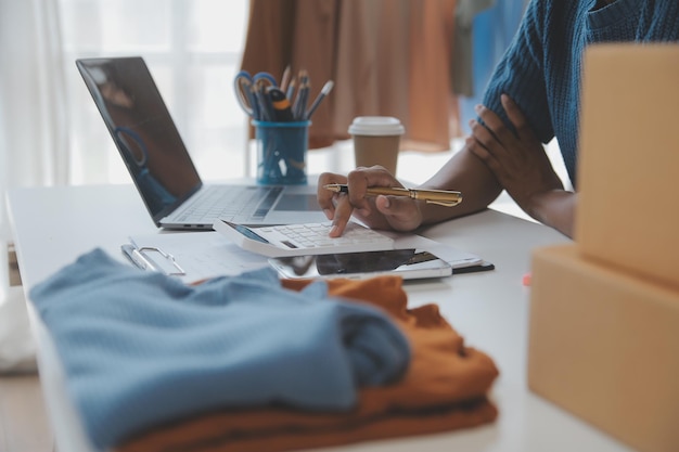 비즈니스 우먼은 온라인 소포 배달 SME 및 포장 배달 개념으로 집에서 일하는 중소기업 창업가 SME 성공 프리랜서 여성을 시작합니다.