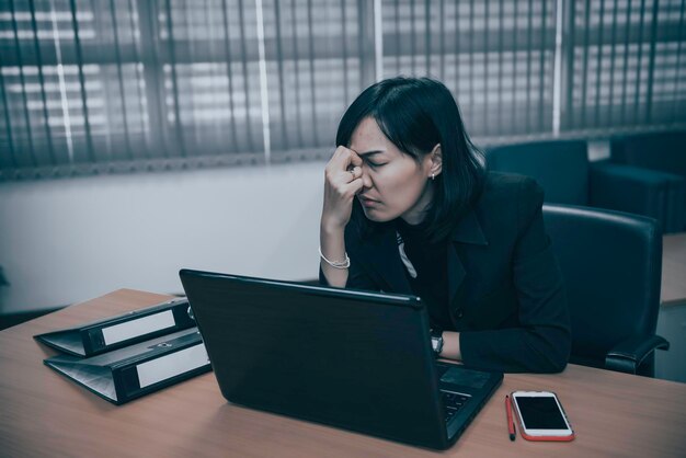 Stress da donna d'affari dal capo il segretario ha un duro lavoro persone thailandesi i lavoratori non hanno idee per il lavoro