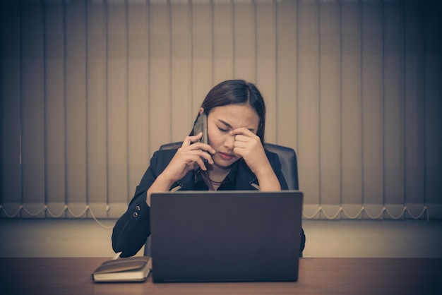 Стресс деловой женщины от боссаУ секретаря тяжелая работаТаиландцыУ работника нет идей для работы