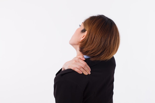 Деловая женщина страдает от боли в плече