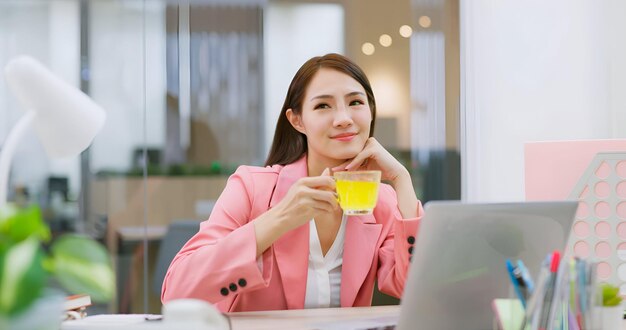 사업가 여성 비타민을 복용