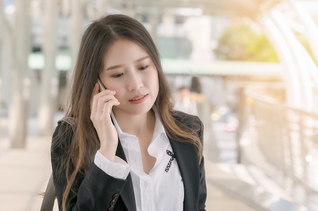 ビジネスの女性は電話に話す