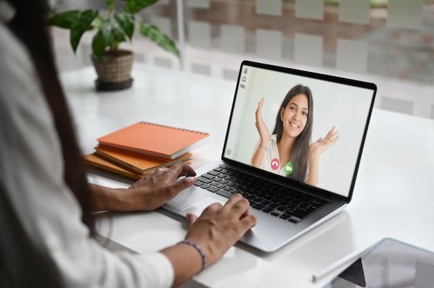 Donna d'affari a parlare con i suoi colleghi videoconferenza