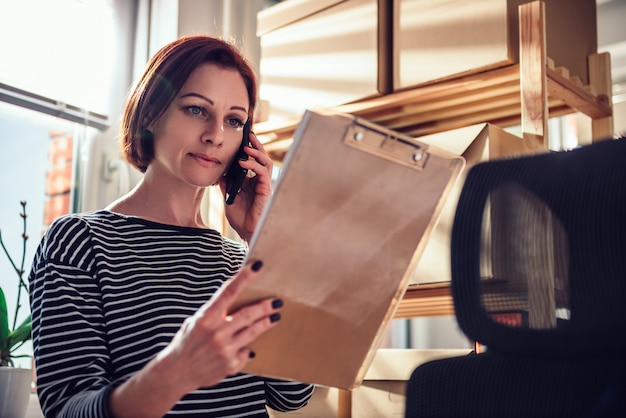 Foto donna d'affari, parlando al telefono in ufficio