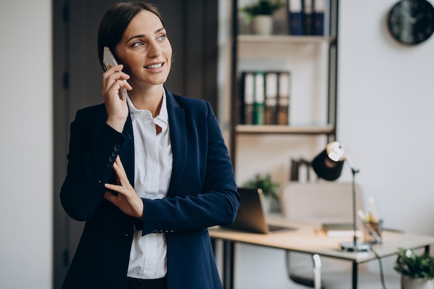 Foto donna d'affari, parlando al telefono in ufficio