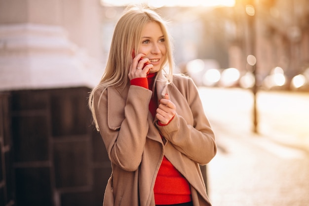 Business woman talking on the phone in the street