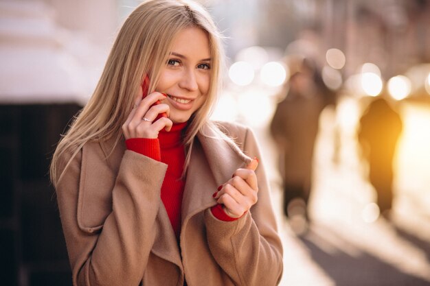 Business woman talking on the phone in the street