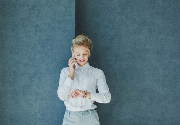 Donna d'affari, parlando al telefono