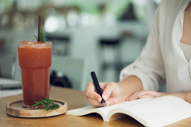 Business woman, traveler, article writer Hold the pen to write the text 