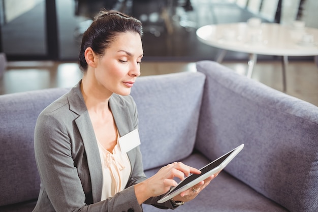 Photo business woman using digital tablet