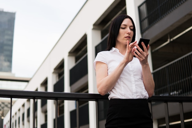 スマートフォンを使用してビジネスの女性