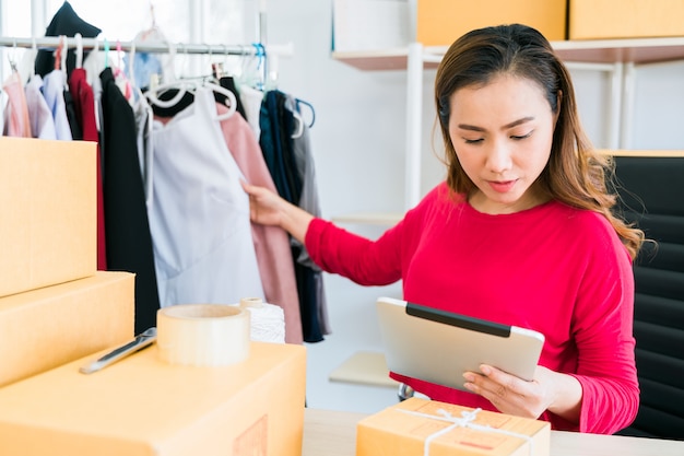 タブレットを使用してビジネスの女性