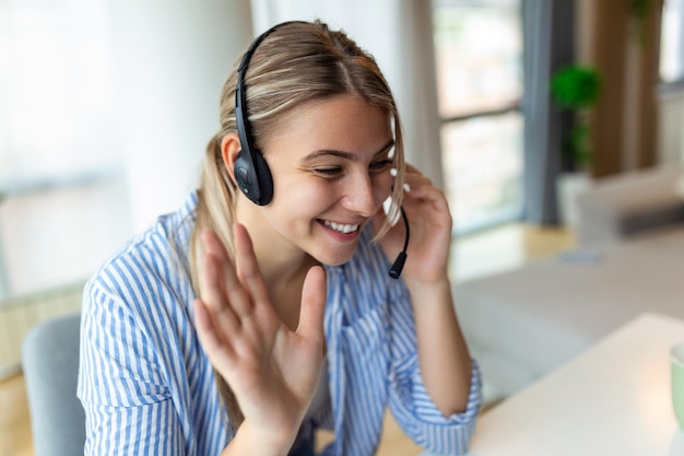 Donna d'affari con cuffie che lavora con il computer in ufficio assistente del servizio clienti che lavora in ufficio operatore che lavora con cuffie e laptop al call center del servizio clienti di telemarketing