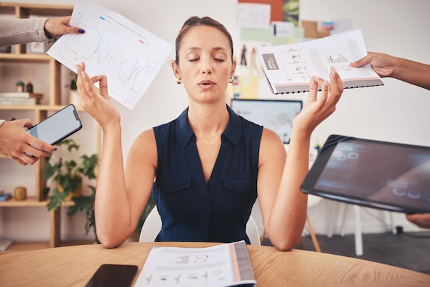 Foto donna d'affari con stress da lavoro che fa meditazione dipendente e lavoratore che respirano per la pace benessere yoga per rilassarsi e mani zen che lavorano presso una società di avvio responsabile aziendale che fa esercizio spirituale