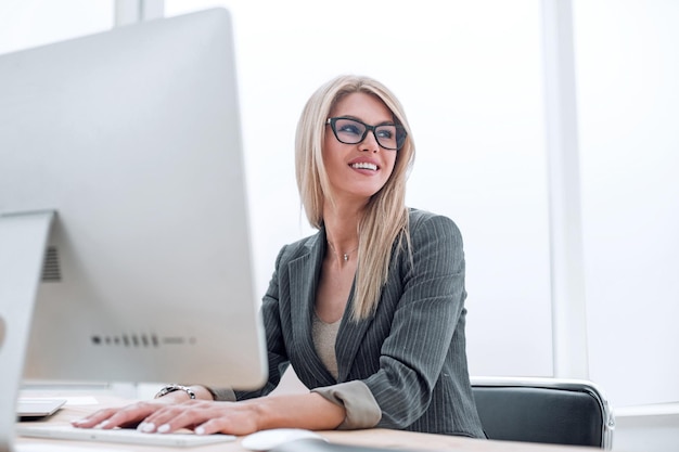 Foto donna d'affari che lavora a un computer in ufficio