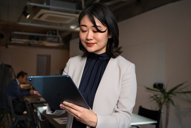 ipad 중간 샷에서 작업하는 비즈니스 우먼