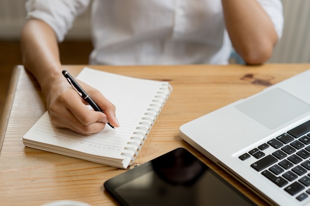 Foto una donna d'affari che lavorano sul portatile in ufficio